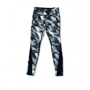 Nike Women's Leggings in Black and Gray Geometric Pattern